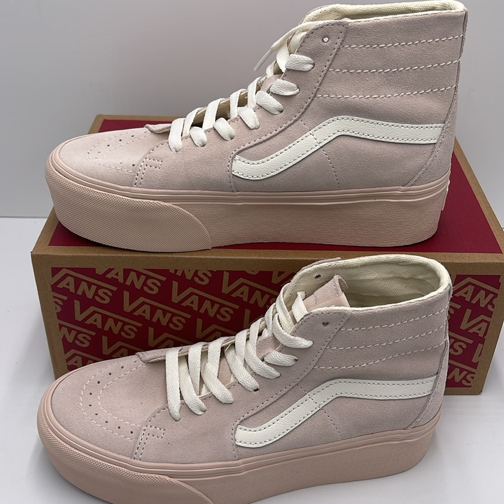 Vans WMNS Sk8-Hi Tapered Stacked Suede Shell
VN0A5JMKBXO
Platforms Sneakers - Picture 2 of 16